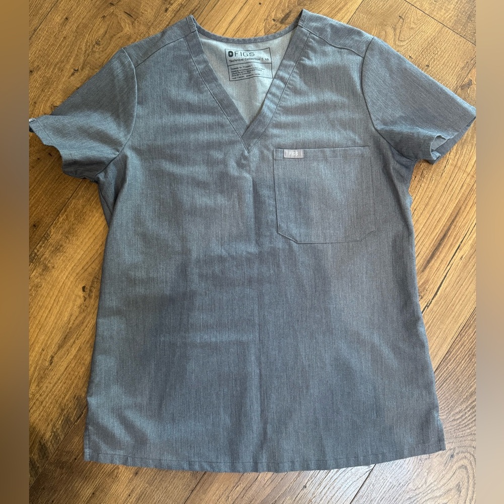 FIGS scrubs womens Catarina top in Heather Grey size XS
